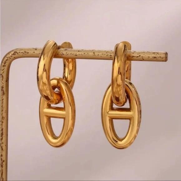 NEW GORGEOUS 18K GOLD HOOP EARRINGS, NICE EARRINGS, CUTE EARRINGS. - Picture 3 of 7